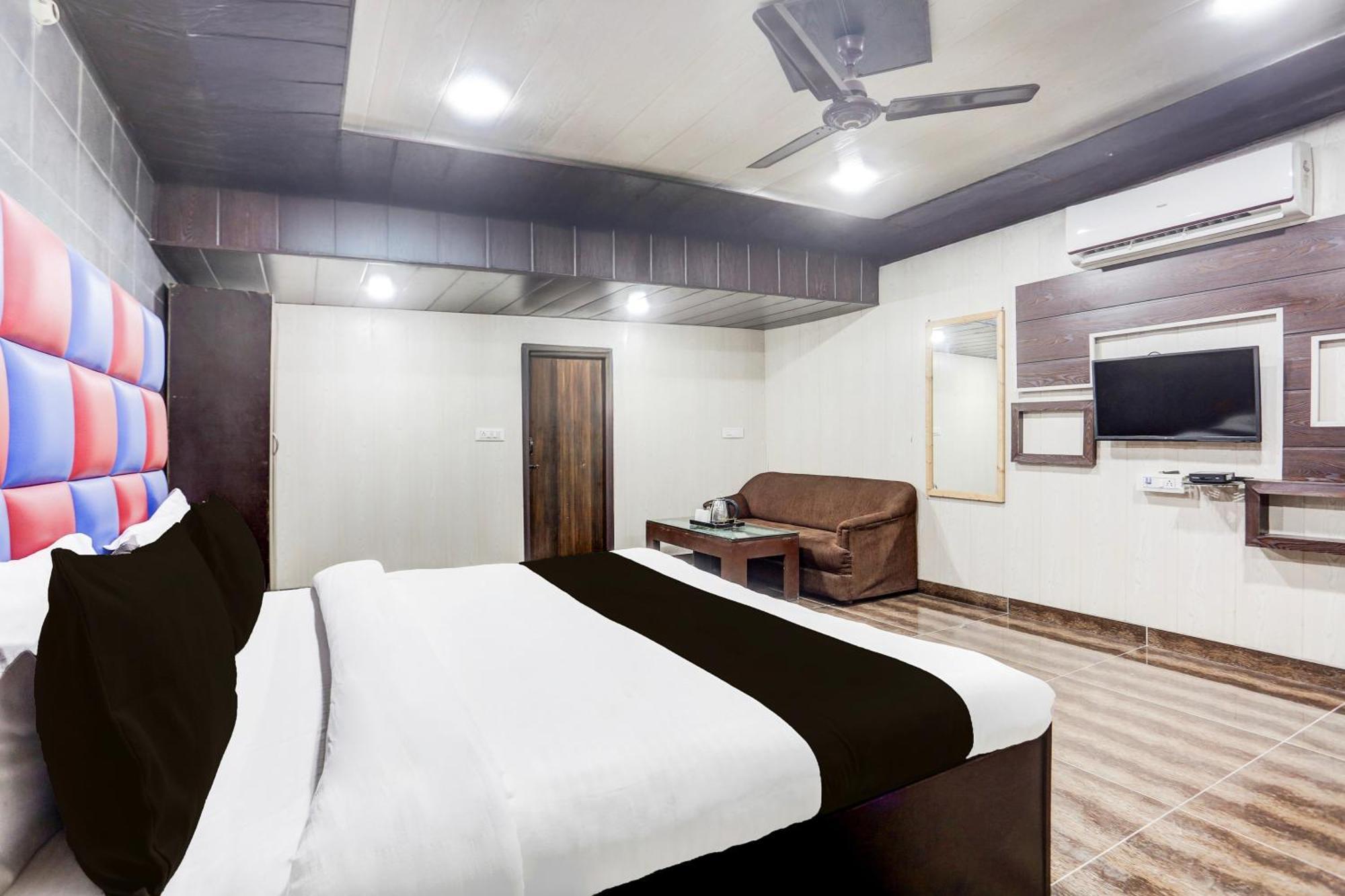 Super Townhouse Haibowal Chowk Ludhiana Exterior photo